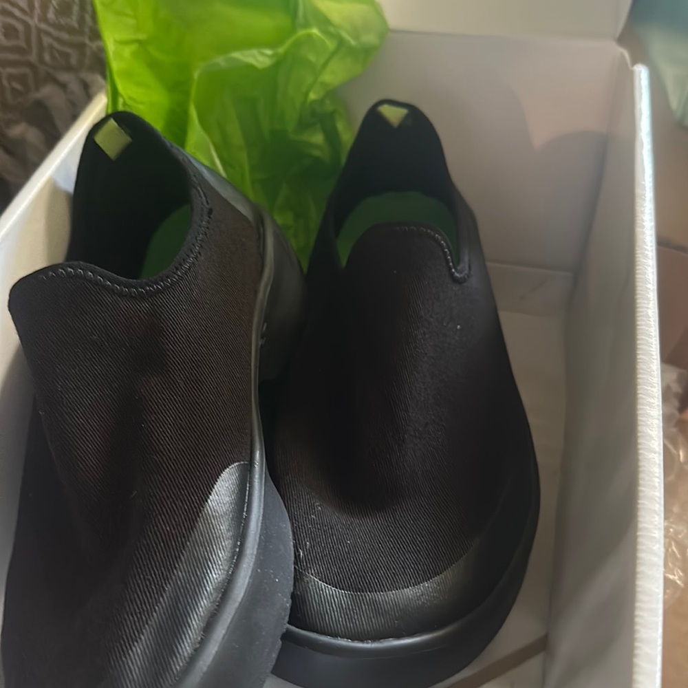 NEW OOFOS WOMEN'S OOMG EEZEE LOW SHOE - BLACK size 6.5